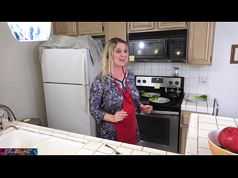 ❤️ Stepmom ħalib lilu fil-kċina qabel id-data tiegħu Vidjow porn lilna