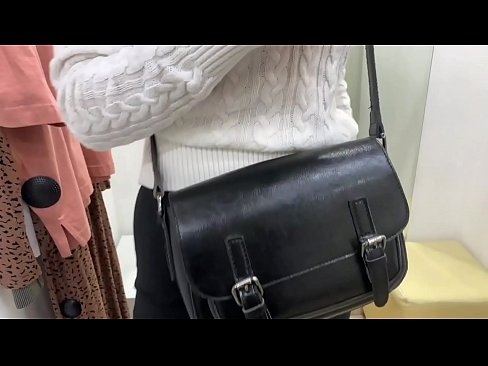❤️ Masturbazzjoni pubblika tal-kelba żagħżugħa FeralBerry b'dildo fil-kamra tal-armar Vidjow porn lilna